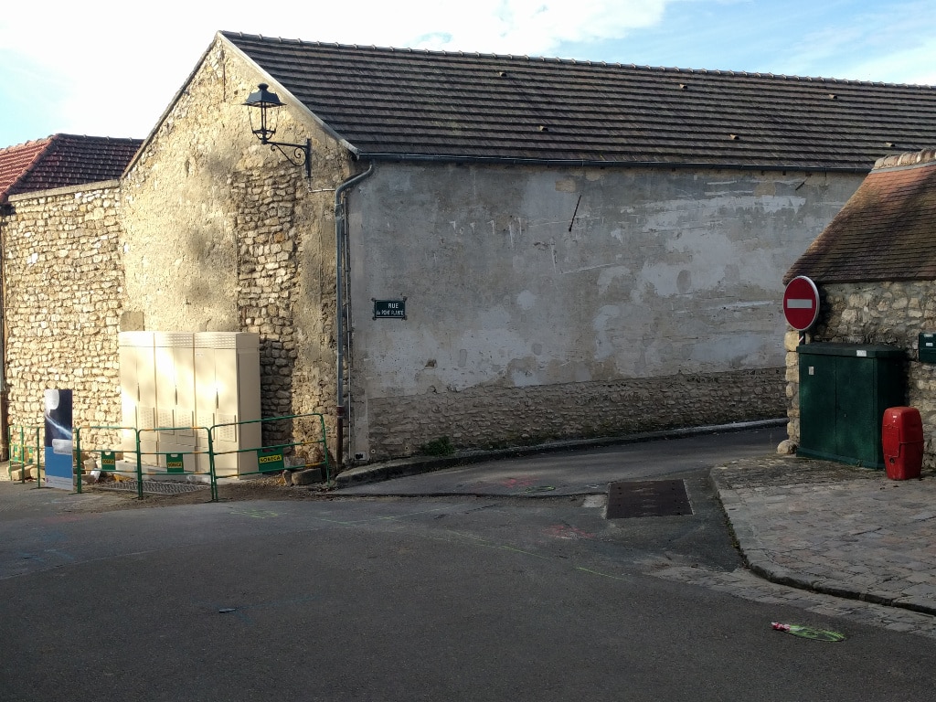 Armoire installée à l'angle de la Grande Rue et de la rue du Pont Planté à Thiverval